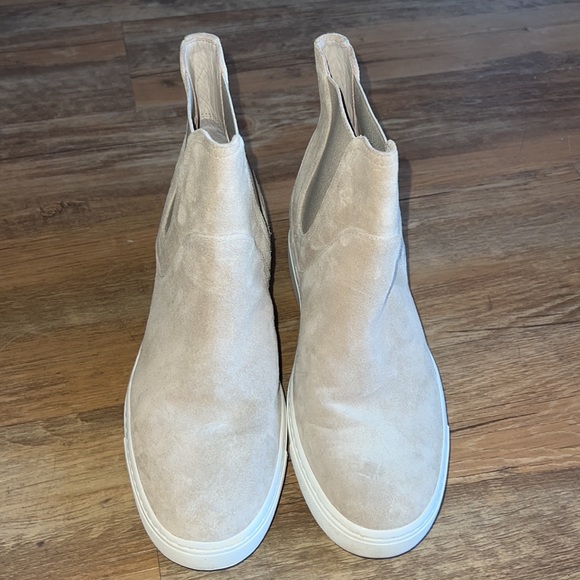 Vince Newlyn Suede Slip On Chelsea Booties Water Resistant Tan Size 6.5M - Picture 3 of 8